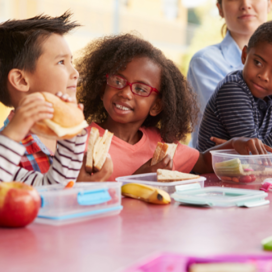 kids with lunch