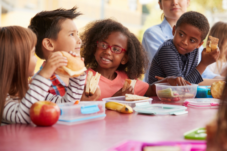 kids with lunch