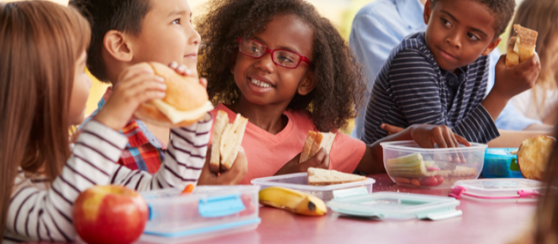 kids with lunch